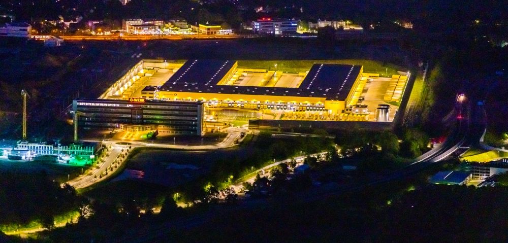 Bochum bei Nacht aus der Vogelperspektive: Nachtluftbild Neubau eines DHL- Hub- Gebäudekomplexes auf dem Gelände des Logistikzentrums im Entwicklungsgebiet MARK 51°7 in Bochum im Bundesland Nordrhein-Westfalen, Deutschland
