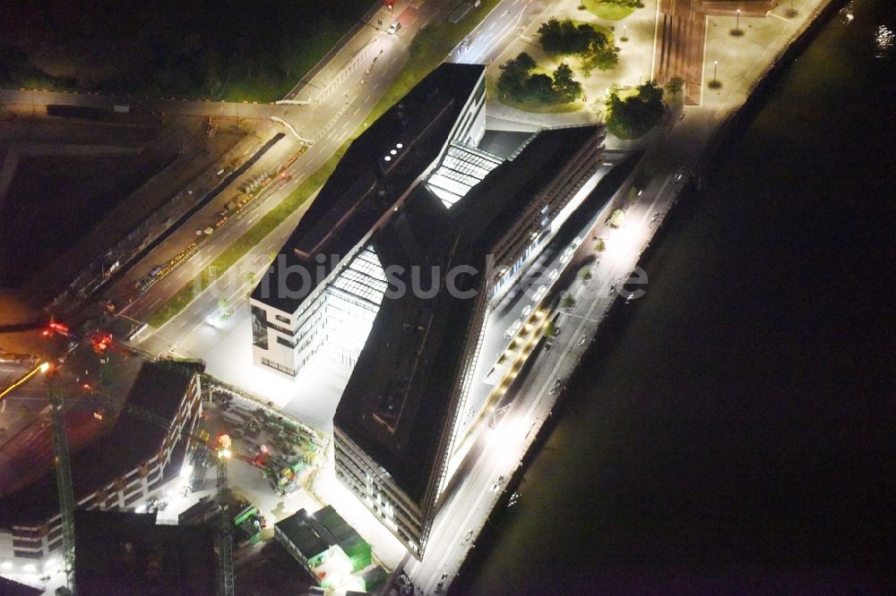 Nacht-Luftaufnahme Hamburg - Nachtluftbild Neubau des Gebäude der HafenCity Universität am Elbufer in Hamburg