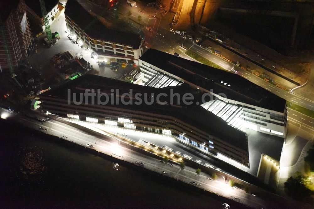Nachtluftbild Hamburg - Nachtluftbild Neubau des Gebäude der HafenCity Universität am Elbufer in Hamburg