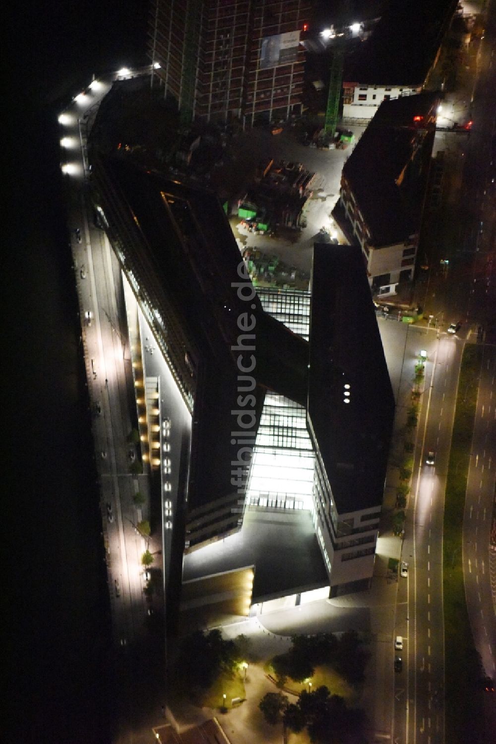 Nacht-Luftaufnahme Hamburg - Nachtluftbild Neubau des Gebäude der HafenCity Universität am Elbufer in Hamburg