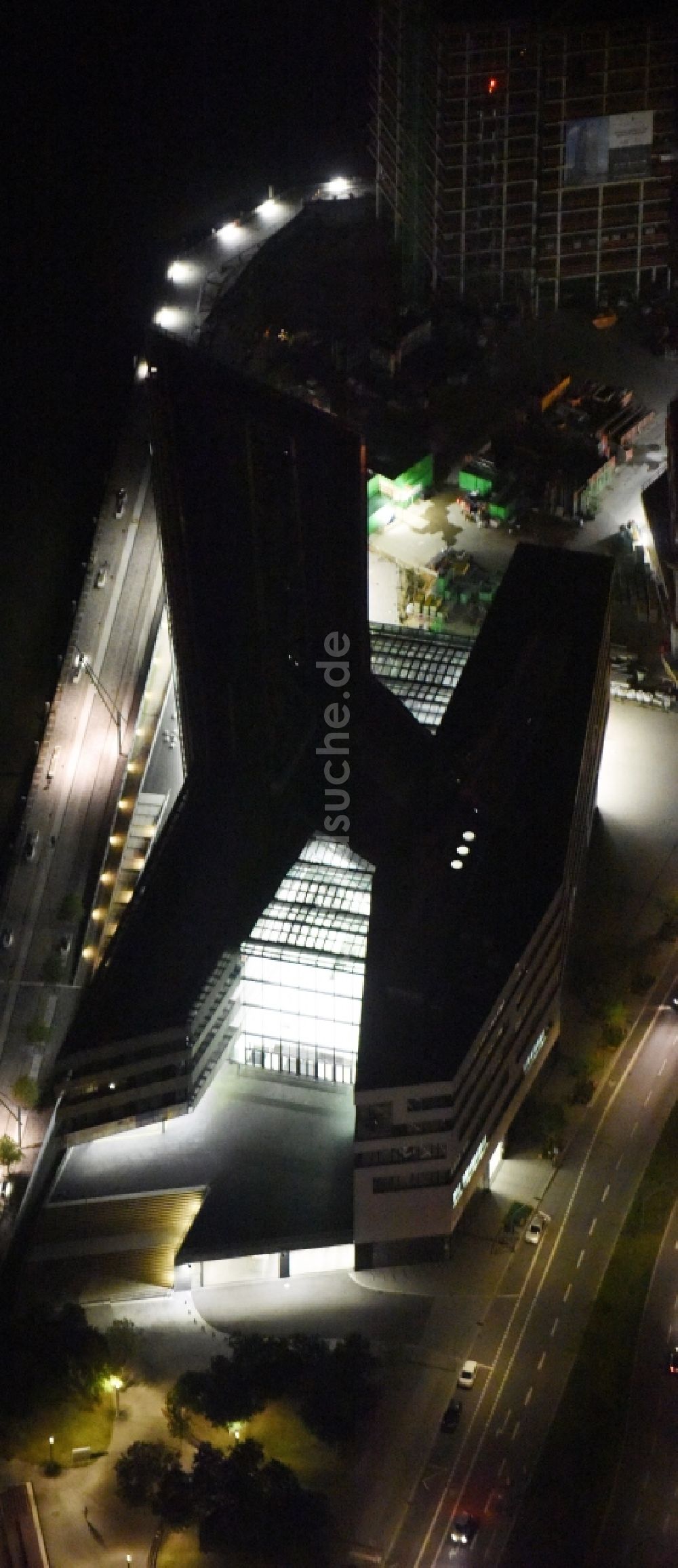 Hamburg bei Nacht aus der Vogelperspektive: Nachtluftbild Neubau des Gebäude der HafenCity Universität am Elbufer in Hamburg