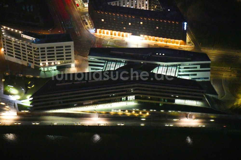 Nachtluftbild Hamburg - Nachtluftbild Neubau des Gebäude der HafenCity Universität am Elbufer in Hamburg