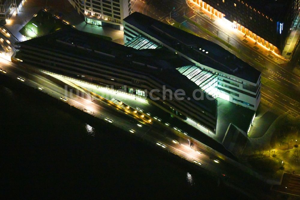 Hamburg bei Nacht von oben - Nachtluftbild Neubau des Gebäude der HafenCity Universität am Elbufer in Hamburg