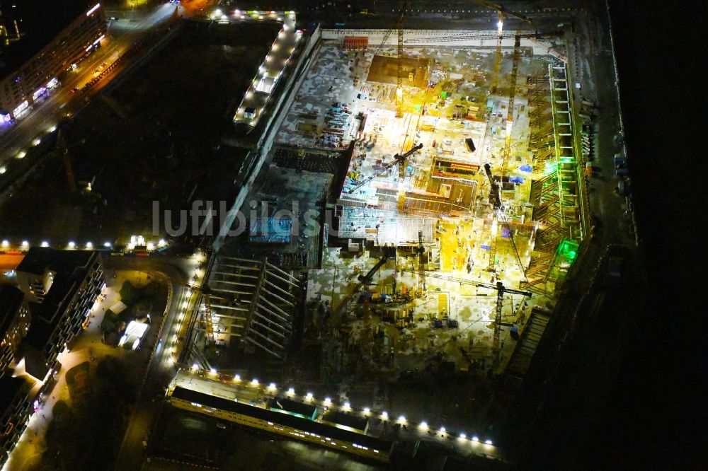 Nacht-Luftaufnahme Hamburg - Nachtluftbild Neubau des Gebäudekomplexes Überseequartier am Chicagokai in der Hafencity in Hamburg, Deutschland