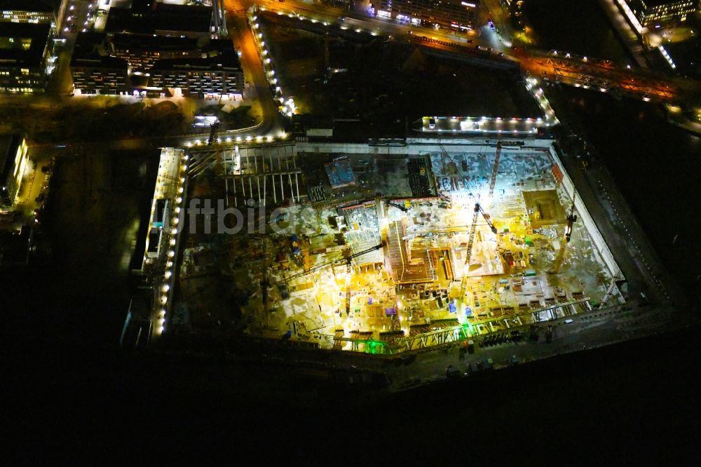 Nachtluftbild Hamburg - Nachtluftbild Neubau des Gebäudekomplexes Überseequartier am Chicagokai in der Hafencity in Hamburg, Deutschland