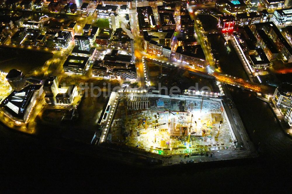 Nacht-Luftaufnahme Hamburg - Nachtluftbild Neubau des Gebäudekomplexes Überseequartier am Chicagokai in der Hafencity in Hamburg, Deutschland