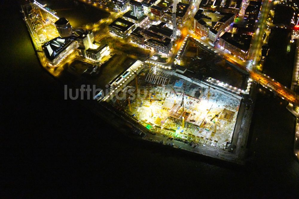 Hamburg bei Nacht von oben - Nachtluftbild Neubau des Gebäudekomplexes Überseequartier am Chicagokai in der Hafencity in Hamburg, Deutschland