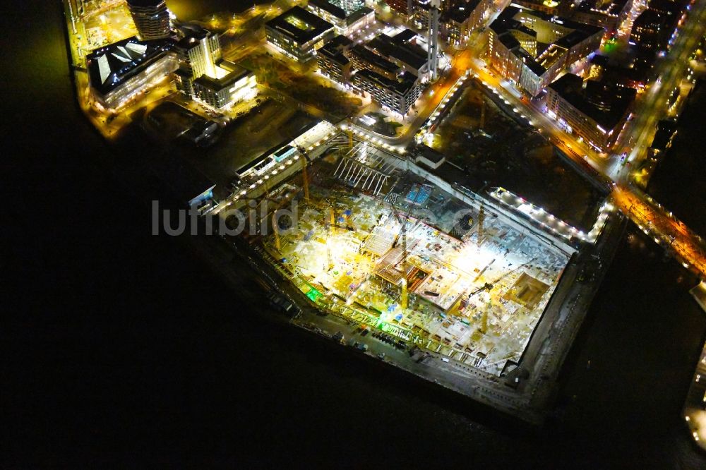 Hamburg bei Nacht aus der Vogelperspektive: Nachtluftbild Neubau des Gebäudekomplexes Überseequartier am Chicagokai in der Hafencity in Hamburg, Deutschland
