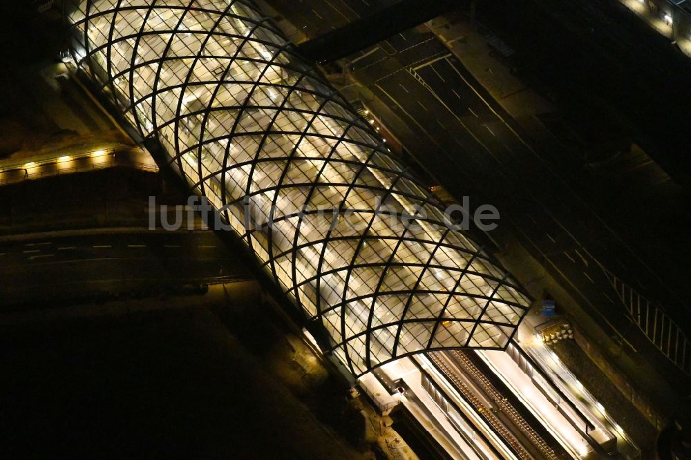 Hamburg bei Nacht aus der Vogelperspektive: Nachtluftbild Neubau der Haltestelle Elbbrücken der U-Bahn in Hamburg, Deutschland