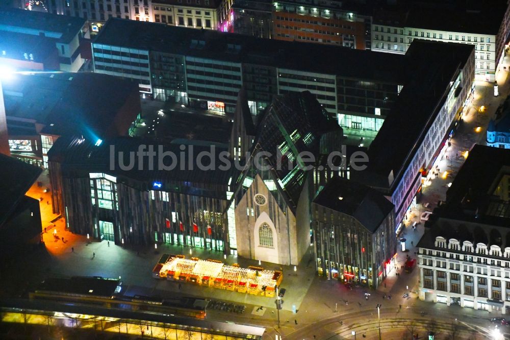 Leipzig bei Nacht aus der Vogelperspektive: Nachtluftbild Neubau des Hauptgebäudes der Universität UNI Leipzig im Bundesland Sachsen