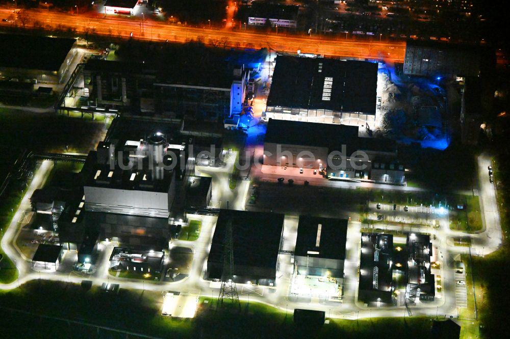 Nacht-Luftaufnahme Berlin - Nachtluftbild Neubau des Heizkraftwerkes - Kraft-Wärme-Kopplungsanlage im Ortsteil Marzahn in Berlin, Deutschland