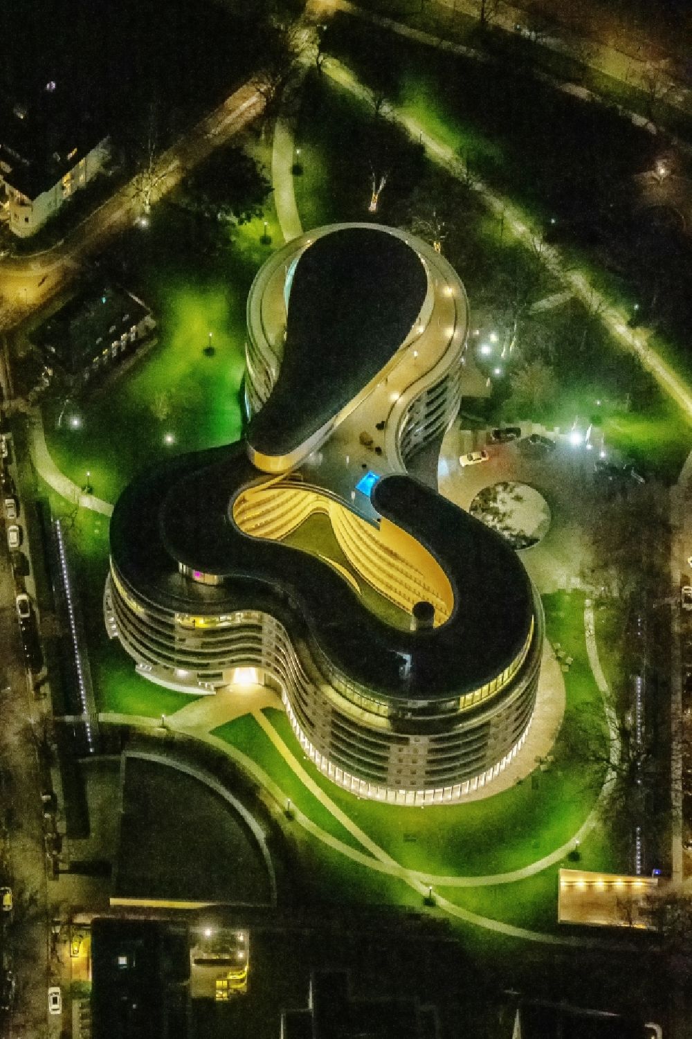 Hamburg bei Nacht aus der Vogelperspektive: Nachtluftbild Neubau der Hotelanlage Luxushotel The Fontenay an der Außenalster im Stadtteil Rotherbaum in Hamburg