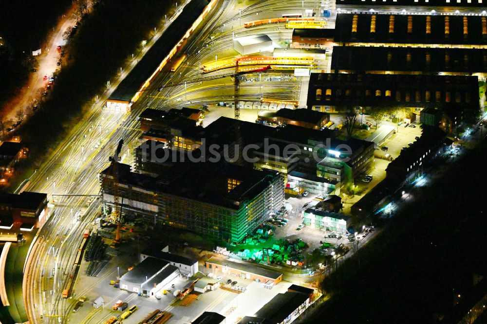 Berlin bei Nacht von oben - Nachtluftbild Neubau der Instandhaltungswerkstatt und Ausbesserungswerk für Zug- Waggons in Berlin, Deutschland