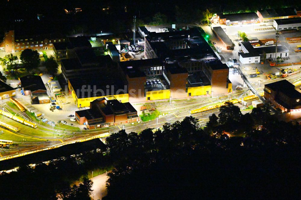 Berlin bei Nacht aus der Vogelperspektive: Nachtluftbild Neubau der Instandhaltungswerkstatt und Ausbesserungswerk für Zug- Waggons in Berlin, Deutschland
