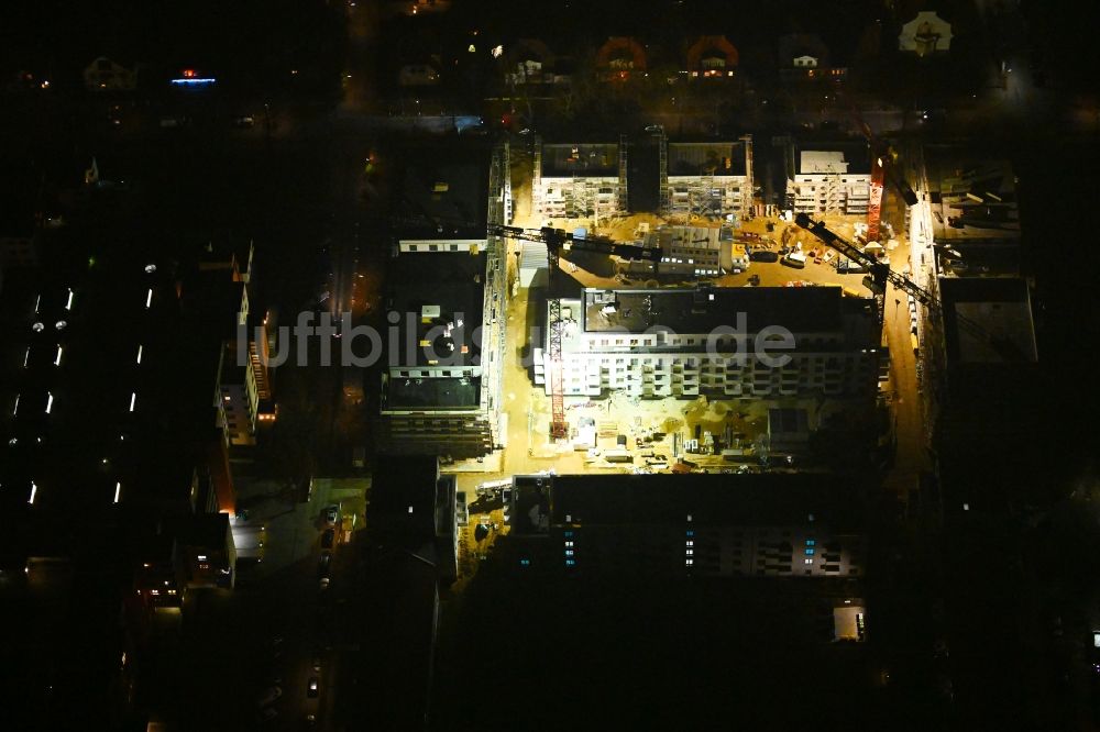 Berlin bei Nacht aus der Vogelperspektive: Nachtluftbild Neubau einer Mehrfamilienhaus-Wohnanlage im Ortsteil Lankwitz in Berlin, Deutschland