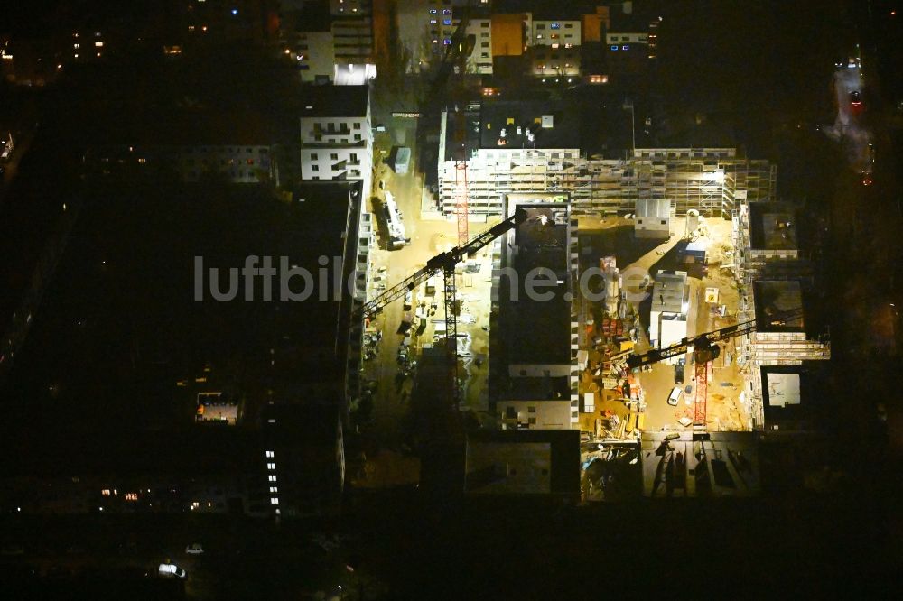 Nacht-Luftaufnahme Berlin - Nachtluftbild Neubau einer Mehrfamilienhaus-Wohnanlage im Ortsteil Lankwitz in Berlin, Deutschland