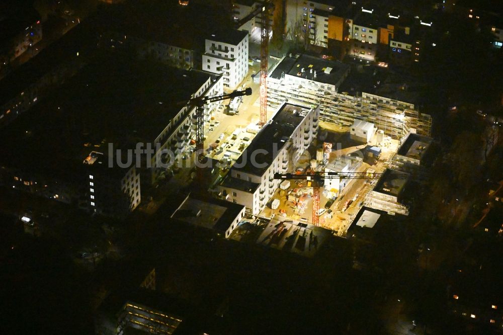 Berlin bei Nacht von oben - Nachtluftbild Neubau einer Mehrfamilienhaus-Wohnanlage im Ortsteil Lankwitz in Berlin, Deutschland