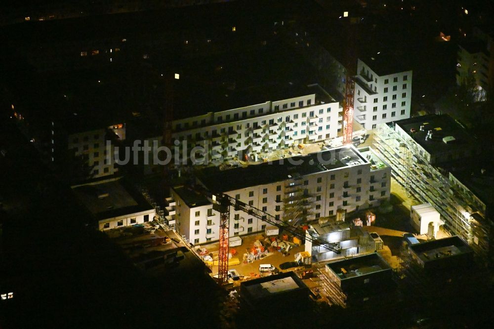 Berlin bei Nacht aus der Vogelperspektive: Nachtluftbild Neubau einer Mehrfamilienhaus-Wohnanlage im Ortsteil Lankwitz in Berlin, Deutschland
