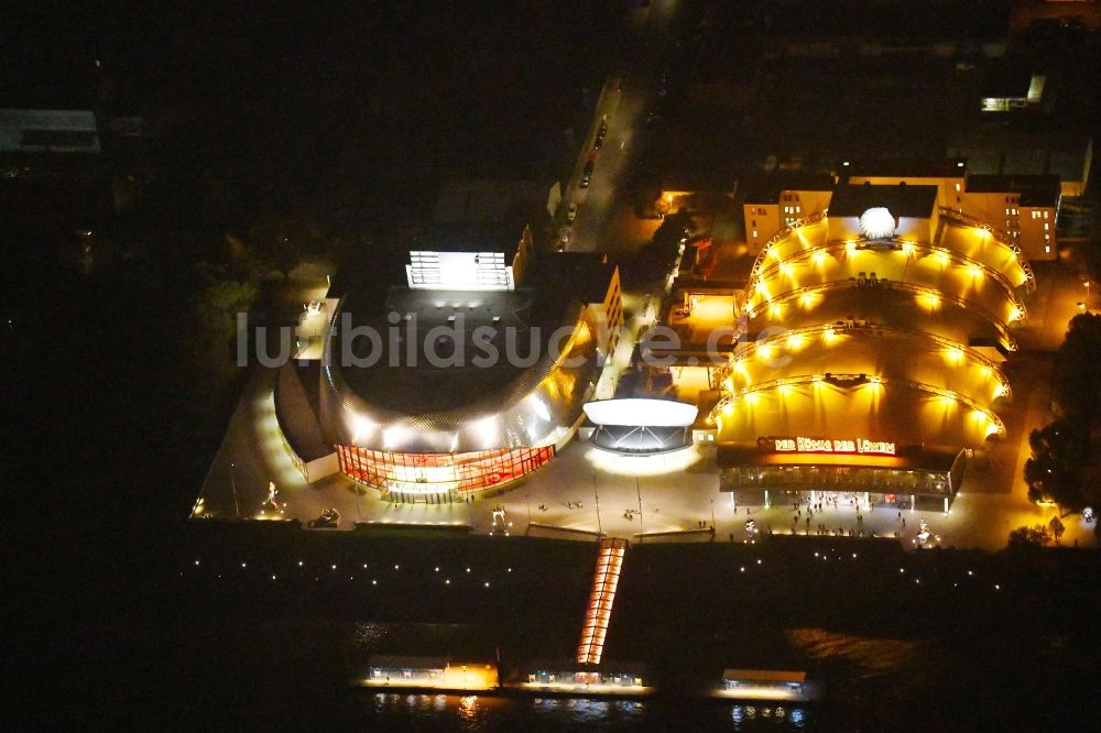 Hamburg bei Nacht von oben - Nachtluftbild Neubau des neuen Musicaltheater von Stage Entertainment am Ufer der Elbe in Steinwerder in Hamburg