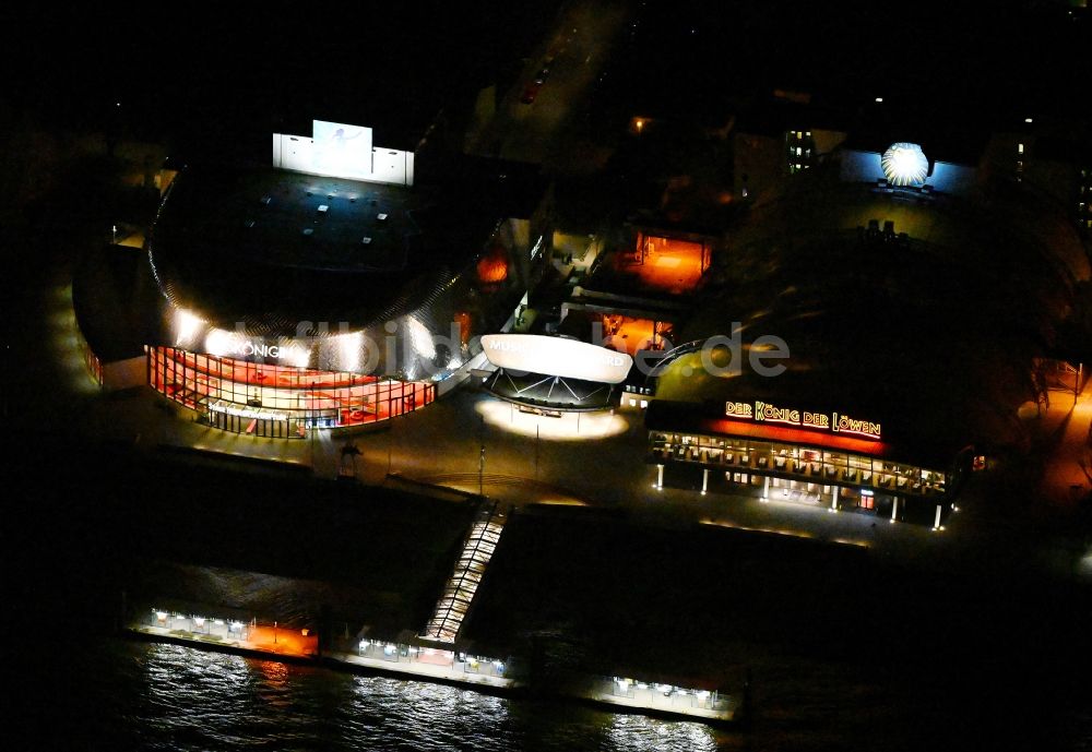 Hamburg bei Nacht aus der Vogelperspektive: Nachtluftbild Neubau des neuen Musicaltheater von Stage Entertainment am Ufer der Elbe in Steinwerder in Hamburg