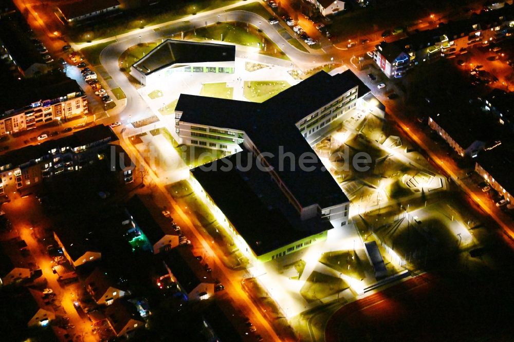 Nacht-Luftaufnahme Hönow - Nachtluftbild Neubau OTZ Ortsteilzentrum in Hönow im Bundesland Brandenburg, Deutschland