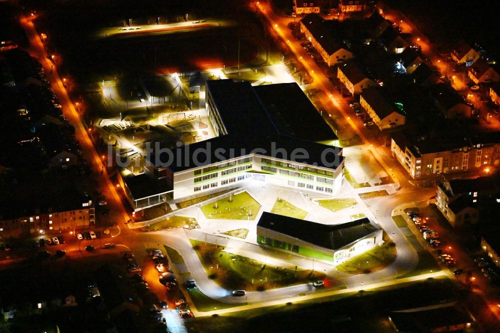 Hönow bei Nacht aus der Vogelperspektive: Nachtluftbild Neubau OTZ Ortsteilzentrum in Hönow im Bundesland Brandenburg, Deutschland