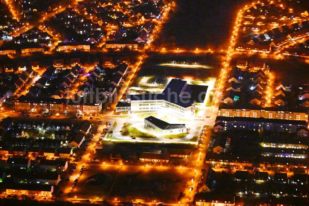 Nacht-Luftaufnahme Hönow - Nachtluftbild Neubau OTZ Ortsteilzentrum in Hönow im Bundesland Brandenburg, Deutschland