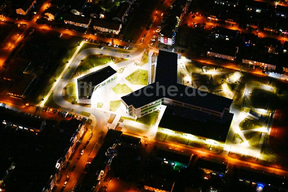 Nachtluftbild Hönow - Nachtluftbild Neubau OTZ Ortsteilzentrum in Hönow im Bundesland Brandenburg, Deutschland