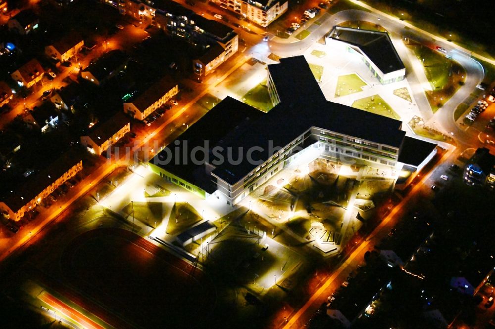 Hönow bei Nacht von oben - Nachtluftbild Neubau OTZ Ortsteilzentrum in Hönow im Bundesland Brandenburg, Deutschland