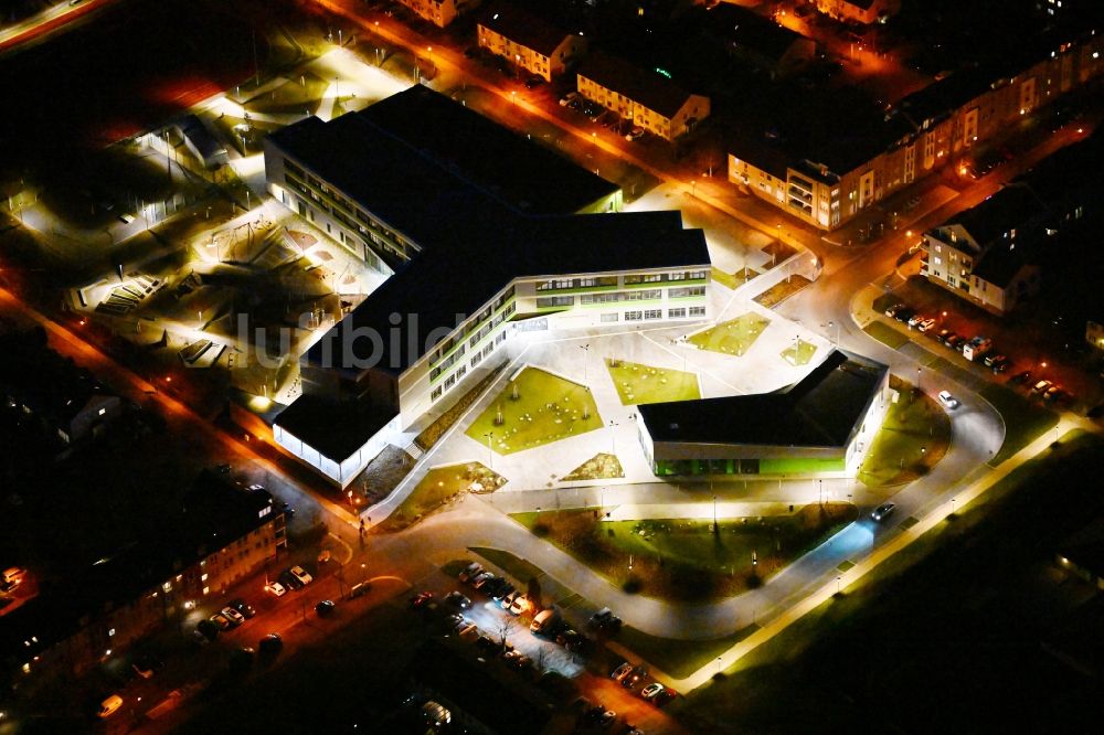 Hönow bei Nacht von oben - Nachtluftbild Neubau OTZ Ortsteilzentrum in Hönow im Bundesland Brandenburg, Deutschland