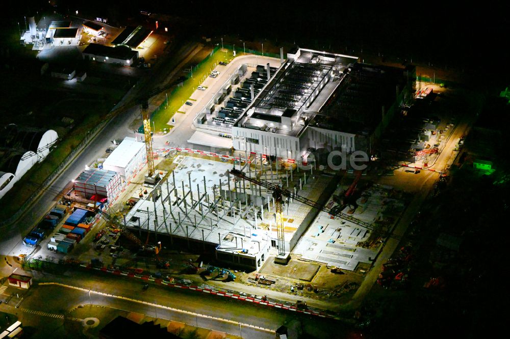 Nacht-Luftaufnahme Mittenwalde - Nachtluftbild Neubau des Rechenzentrums in Mittenwalde im Bundesland Brandenburg, Deutschland