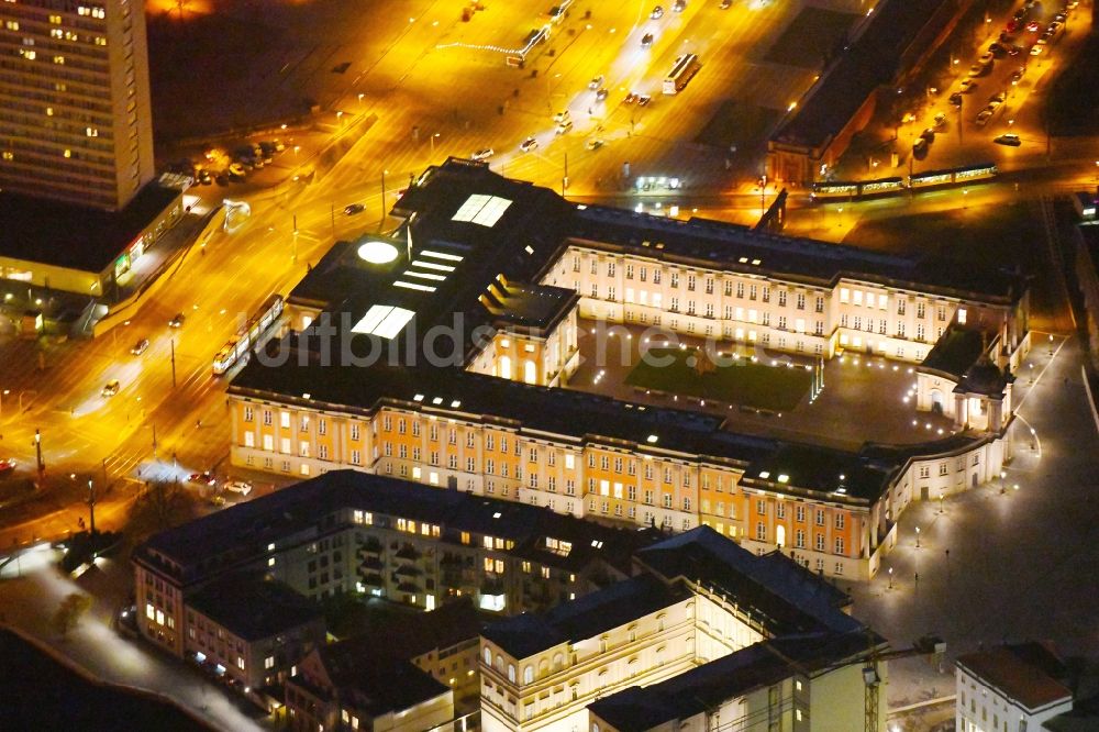 Potsdam bei Nacht von oben - Nachtluftbild Neubau des Stadtschloß und Brandenburger Landtag in Potsdam im Bundesland Brandenburg