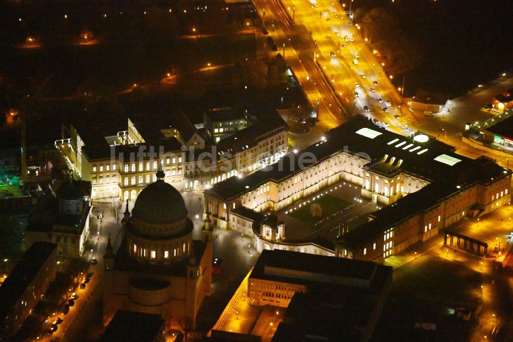 Nacht-Luftaufnahme Potsdam - Nachtluftbild Neubau des Stadtschloß und Brandenburger Landtag in Potsdam im Bundesland Brandenburg
