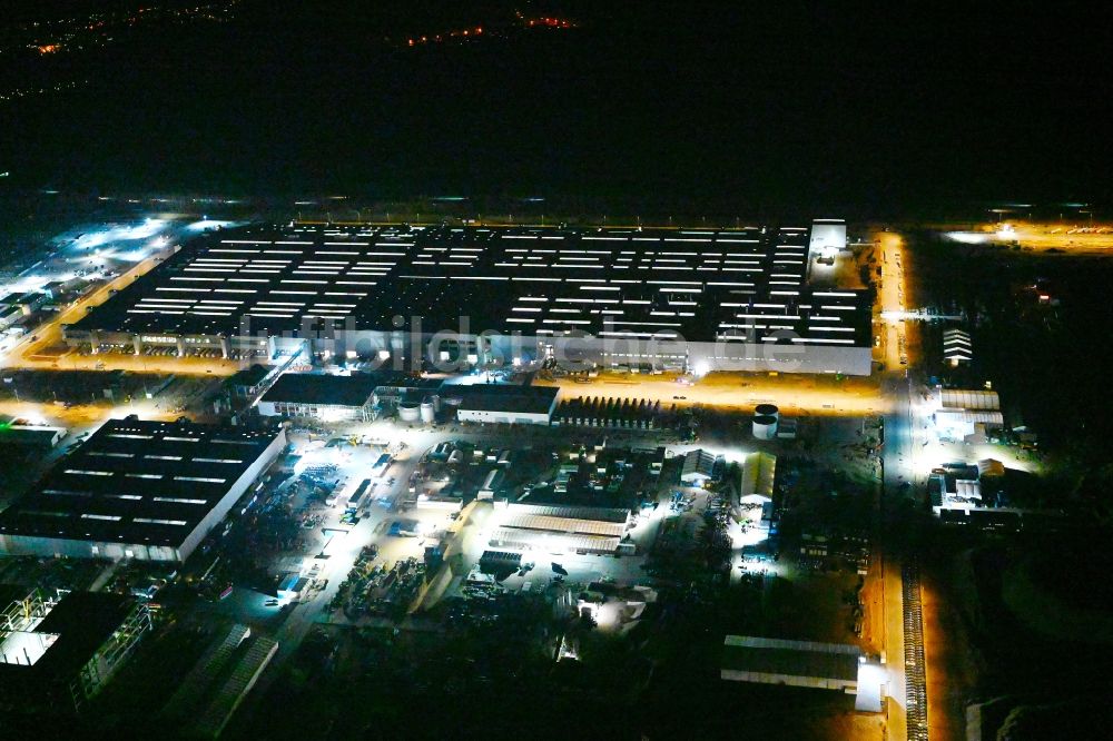 Grünheide (Mark) bei Nacht von oben - Nachtluftbild Neubau der Tesla Gigafactory 4 im Ortsteil Freienbrink in Grünheide (Mark) im Bundesland Brandenburg, Deutschland