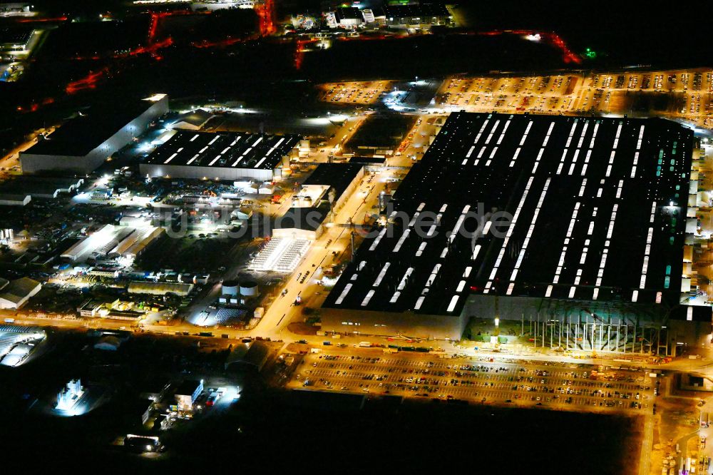 Nacht-Luftaufnahme Grünheide (Mark) - Nachtluftbild Neubau der Tesla Gigafactory 4 im Ortsteil Freienbrink in Grünheide (Mark) im Bundesland Brandenburg, Deutschland