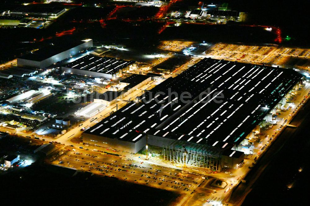 Grünheide (Mark) bei Nacht aus der Vogelperspektive: Nachtluftbild Neubau der Tesla Gigafactory 4 im Ortsteil Freienbrink in Grünheide (Mark) im Bundesland Brandenburg, Deutschland