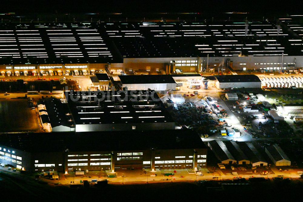 Nacht-Luftaufnahme Grünheide (Mark) - Nachtluftbild Neubau der Tesla Gigafactory 4 im Ortsteil Freienbrink in Grünheide (Mark) im Bundesland Brandenburg, Deutschland