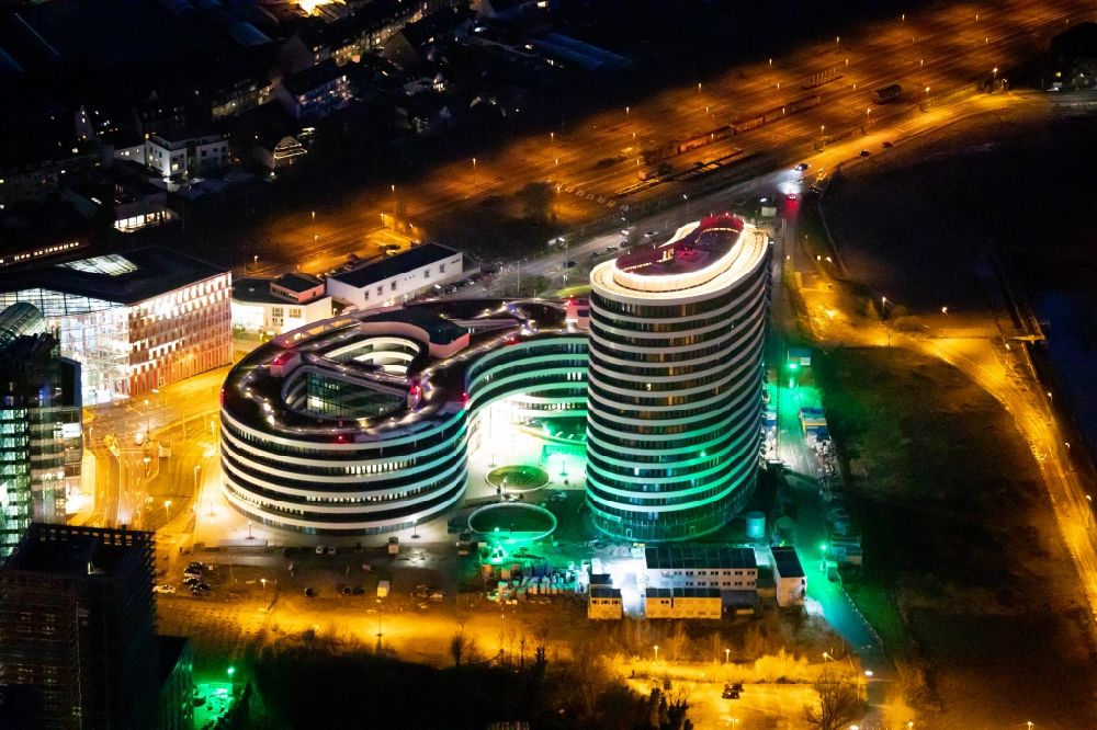 Düsseldorf bei Nacht aus der Vogelperspektive: Nachtluftbild Neubau trivago- Zentrale in Düsseldorf im Bundesland Nordrhein-Westfalen