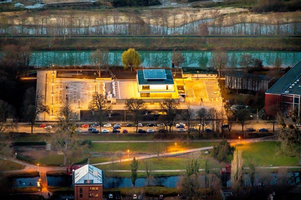Hamm bei Nacht aus der Vogelperspektive: Nachtluftbild Neubau eines Wassersportzentrums in Hamm im Bundesland Nordrhein-Westfalen, Deutschland