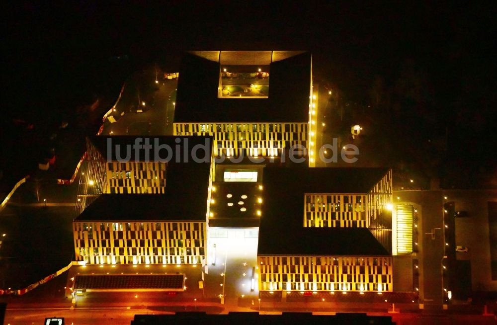 Potsdam bei Nacht aus der Vogelperspektive: Nachtluftbild Neubauprojekt der Investitionsbank des Landes Brandenburg in Potsdam