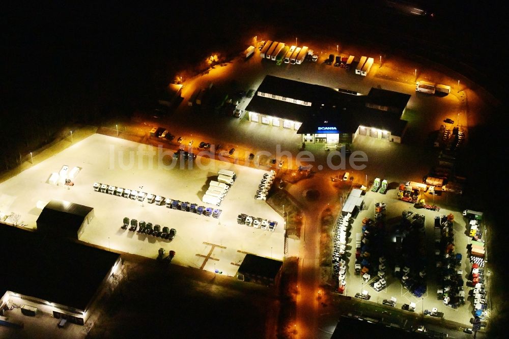 Nacht-Luftaufnahme Ludwigsfelde - Nachtluftbild Nutzfahrzeug- und Spezialfahrzeughandel am Kastanienweg in Ludwigsfelde im Bundesland Brandenburg, Deutschland