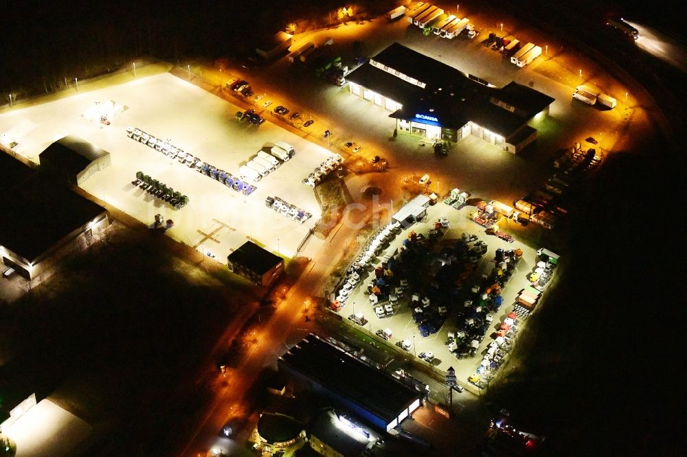 Ludwigsfelde bei Nacht von oben - Nachtluftbild Nutzfahrzeug- und Spezialfahrzeughandel am Kastanienweg in Ludwigsfelde im Bundesland Brandenburg, Deutschland