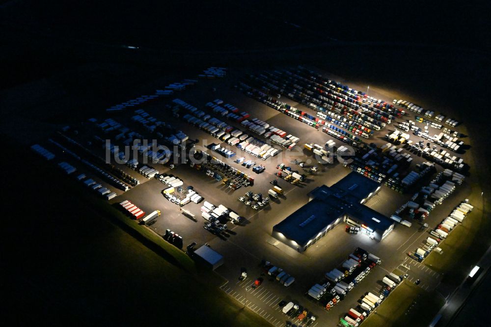 Nacht-Luftaufnahme Ichtershausen - Nachtluftbild Nutzfahrzeug- und Spezialfahrzeughandel TruckStore Erfurt in Ichtershausen im Bundesland Thüringen, Deutschland