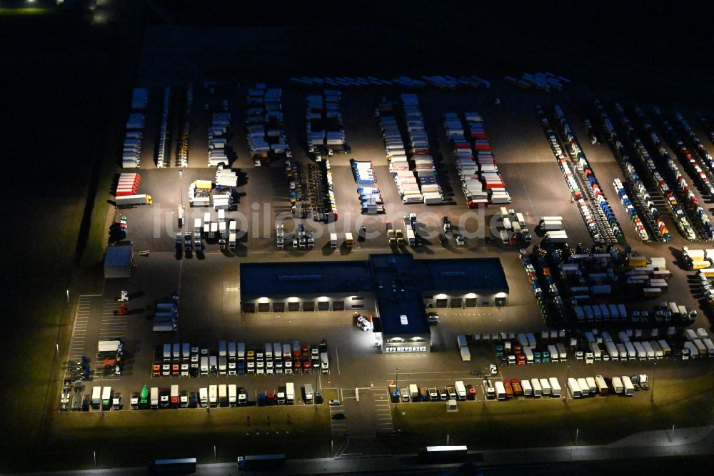 Ichtershausen bei Nacht von oben - Nachtluftbild Nutzfahrzeug- und Spezialfahrzeughandel TruckStore Erfurt in Ichtershausen im Bundesland Thüringen, Deutschland