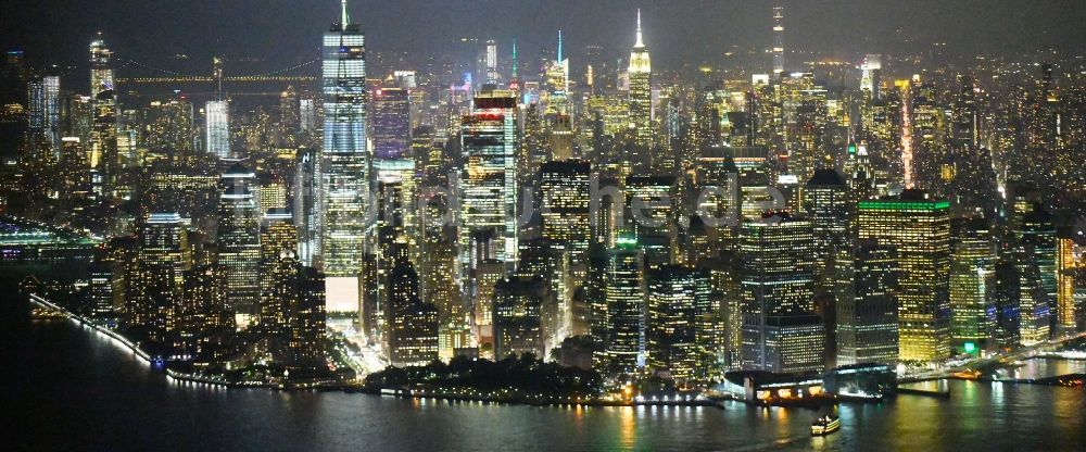 New York bei Nacht von oben - Nachtluftbild One World Trade Center in der Skyline von Manhattan in New York in USA
