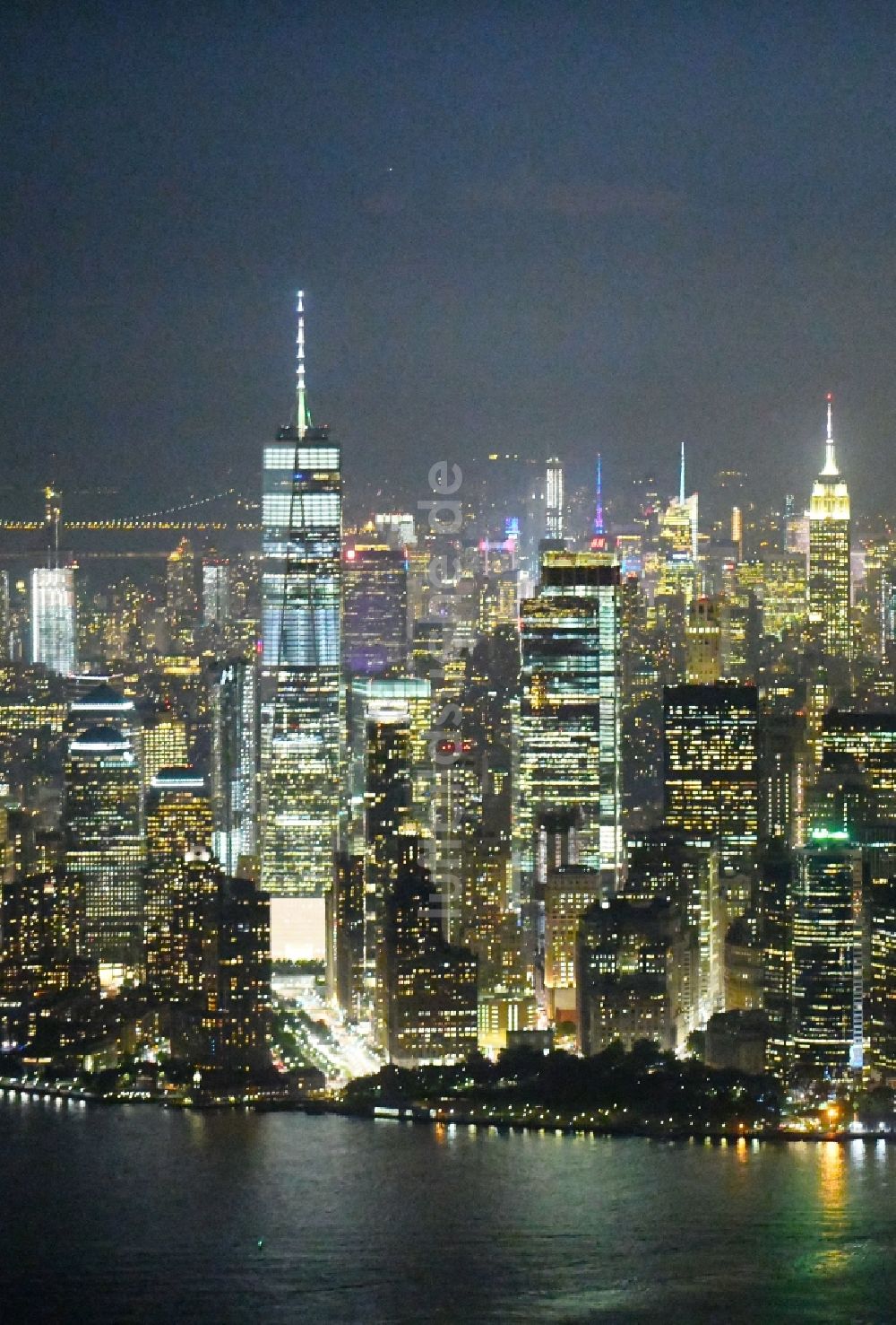 New York bei Nacht aus der Vogelperspektive: Nachtluftbild One World Trade Center in der Skyline von Manhattan in New York in USA