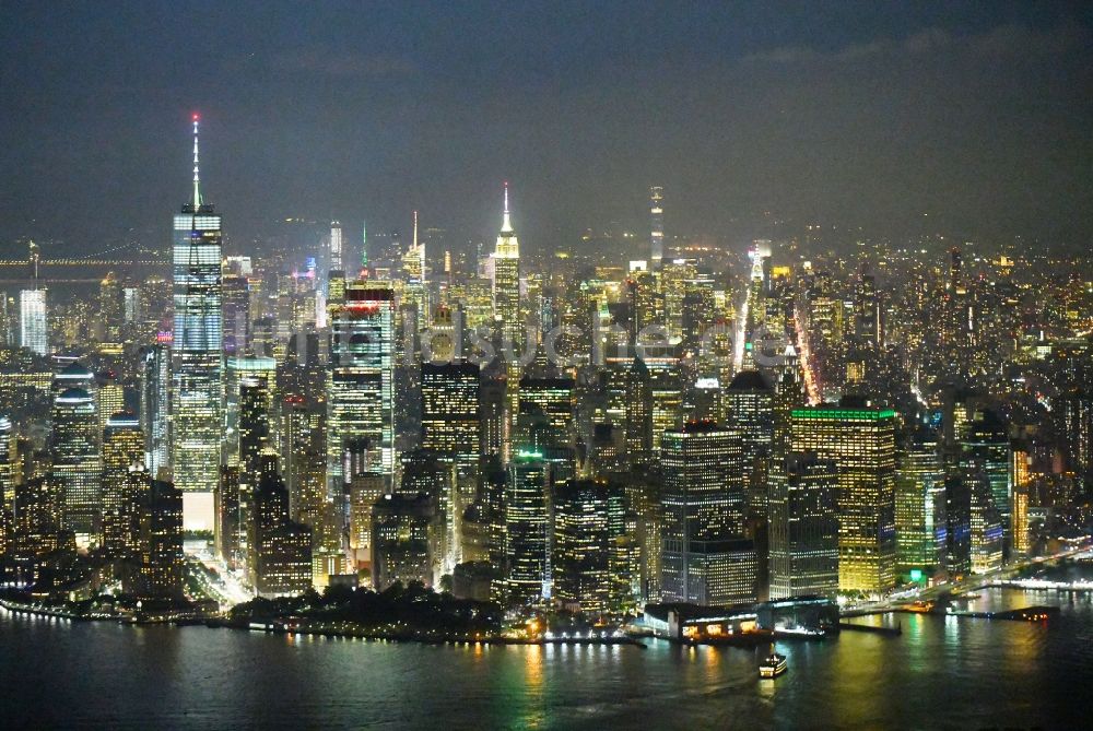 Nachtluftbild New York - Nachtluftbild One World Trade Center in der Skyline von Manhattan in New York in USA