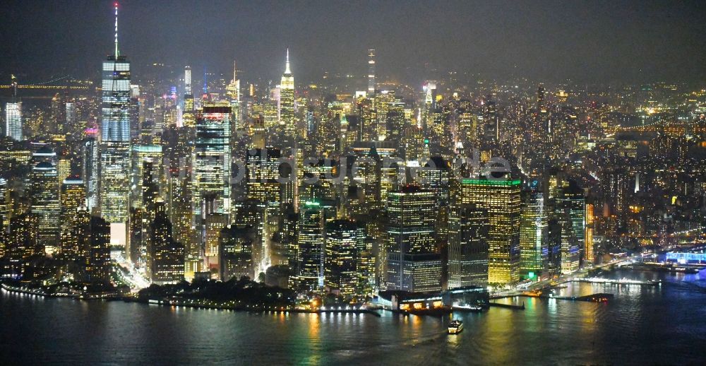 Nacht-Luftaufnahme New York - Nachtluftbild One World Trade Center in der Skyline von Manhattan in New York in USA