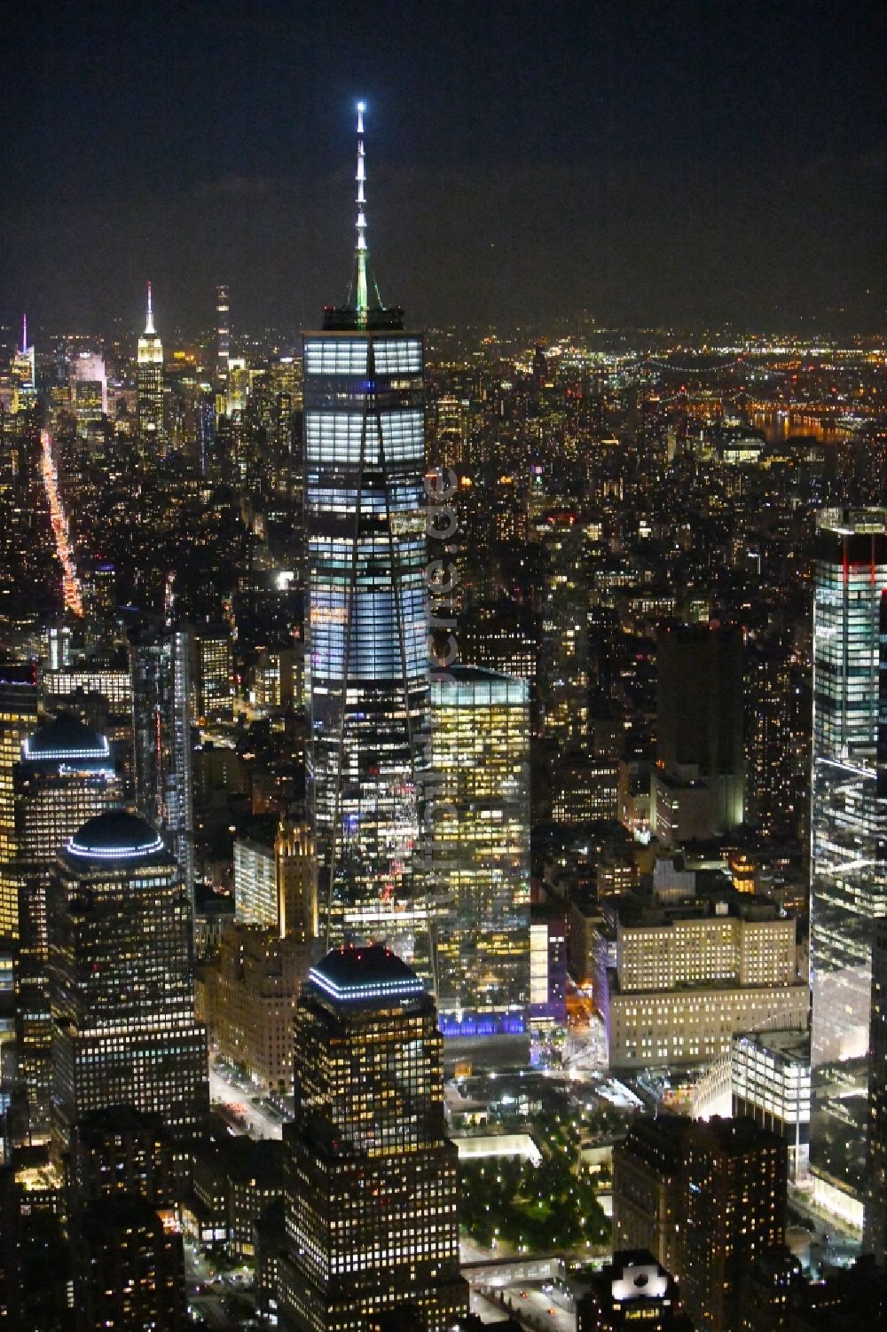 Nachtluftbild New York - Nachtluftbild One World Trade Center in der Skyline von Manhattan in New York in USA