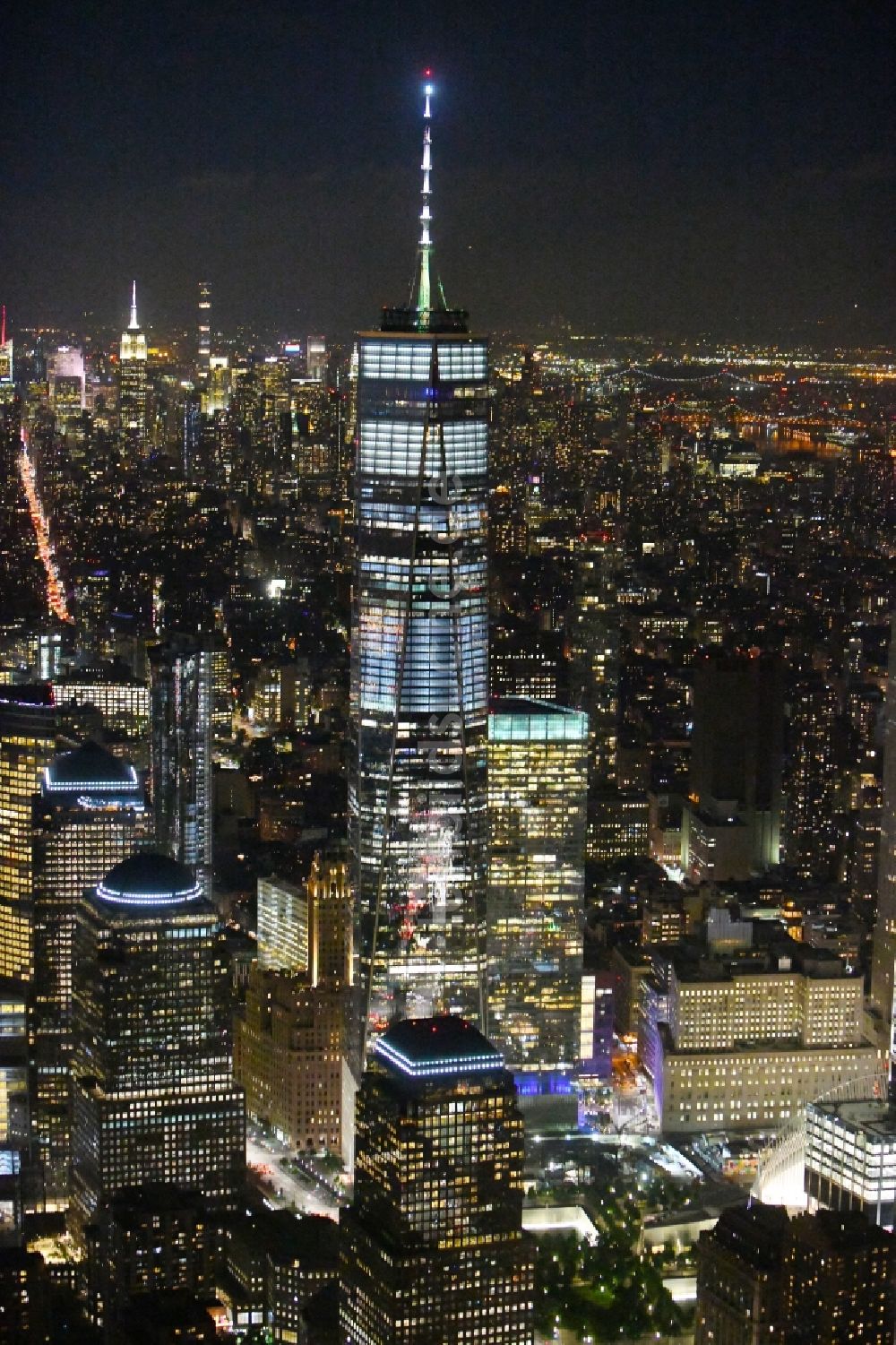 Nacht-Luftaufnahme New York - Nachtluftbild One World Trade Center in der Skyline von Manhattan in New York in USA